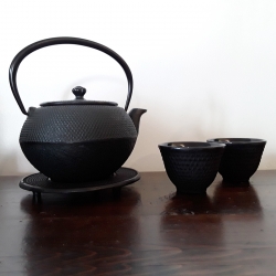 Asiatische Teekanne, Untersetzer und 2 Becher aus Gusseisen